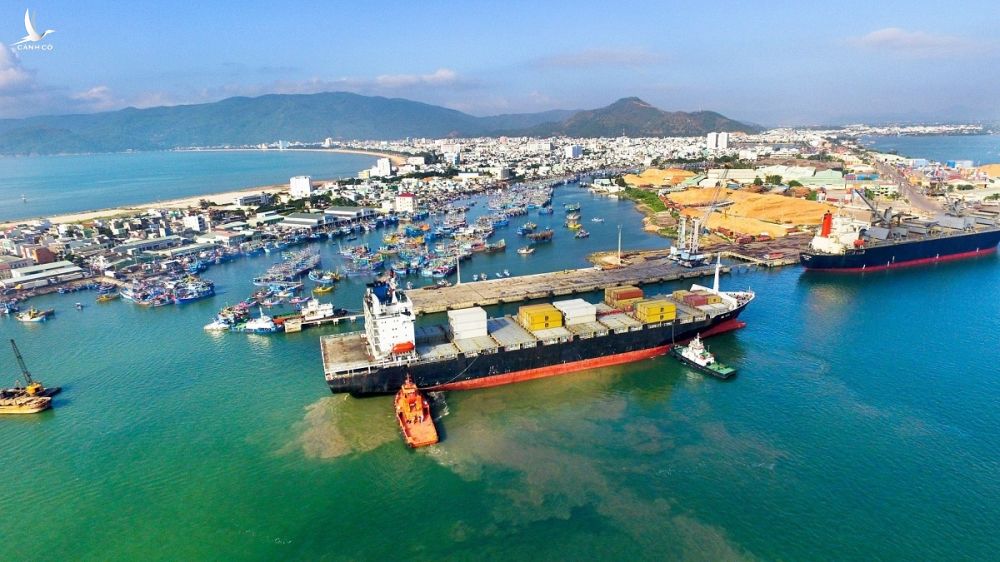 Cảng Quy Nhơn sẽ được nạo vét luồng, nâng cấp để phục vụ cho tàu 50.000 DWT. Ảnh: Nguyễn Dũng.