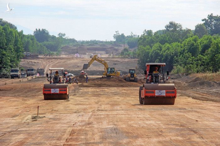 Thủ tướng nghiêm cấm nâng giá vật liệu làm cao tốc Bắc Nam để trục lợi