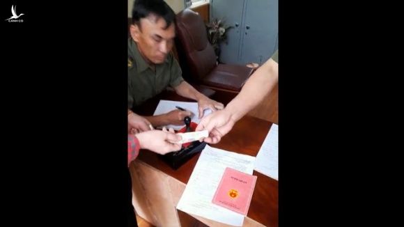 Hình ảnh công an xã Tiên Minh thu tiền làm CCCD gắn chíp điện tử của người dân /// ẢNH CẮT TỪ CLIP