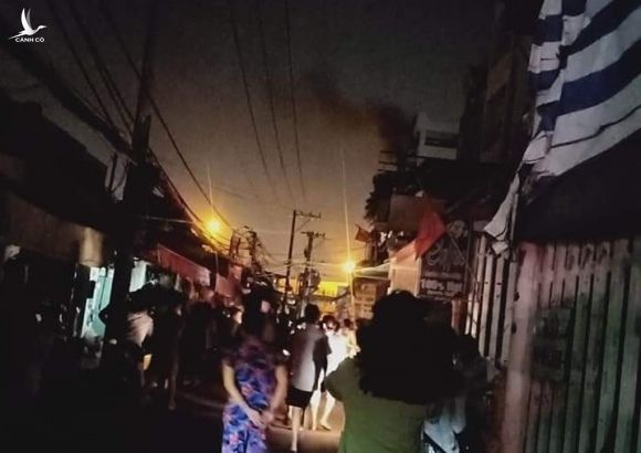 Cháy lớn chung cư mini ở TP.HCM, 24 người mắc kẹt được giải cứu