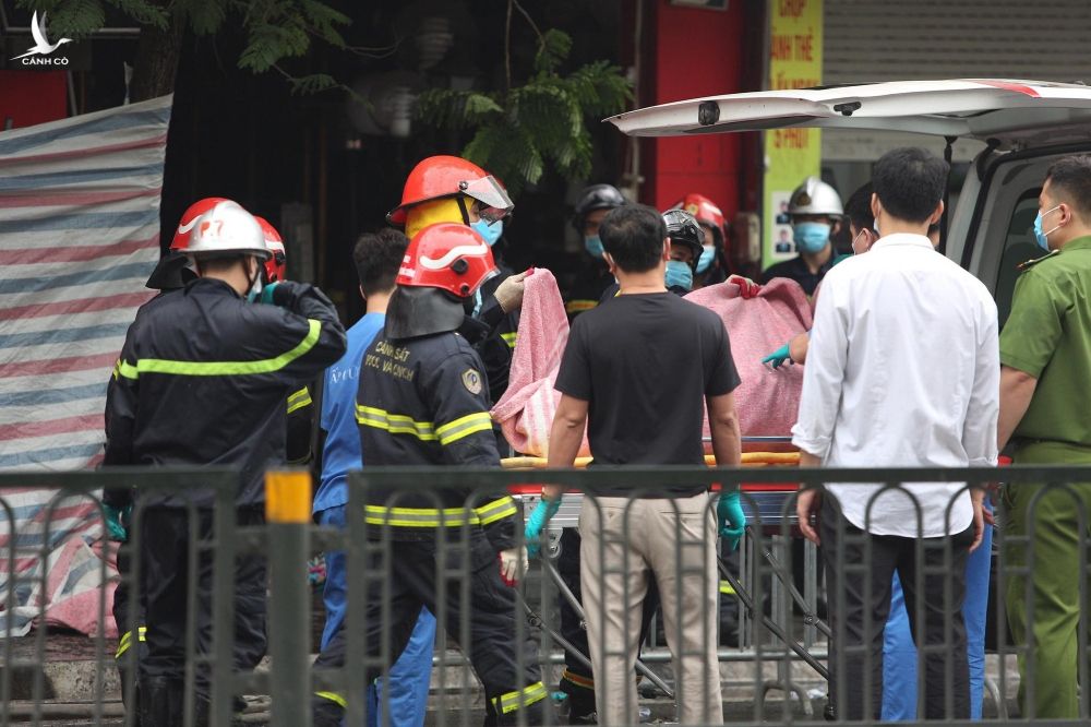  Hà Nội: Nghi có người tử vong trong vụ cháy lớn ở cửa hàng đồ sơ sinh trên phố Tôn Đức Thắng - Ảnh 2.