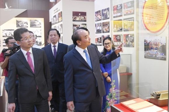Chủ tịch Nước Nguyễn Xuân Phúc thăm nhà truyền thống Đảng bộ TP Đà Nẵng. Ảnh: T.H