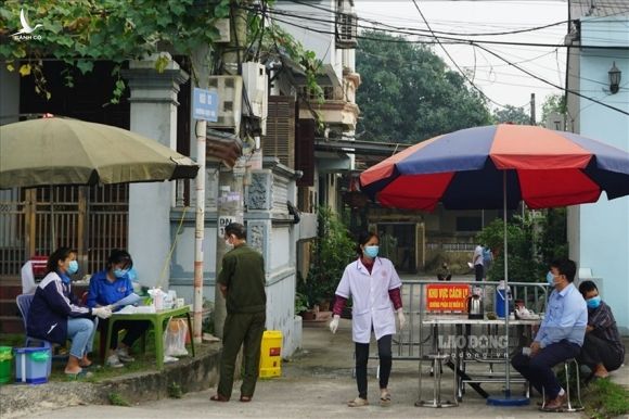 Nơi ở của bệnh nhân số 2911 (Đông Anh, Hà Nội) được phong toả. Ảnh: Tùng Giang