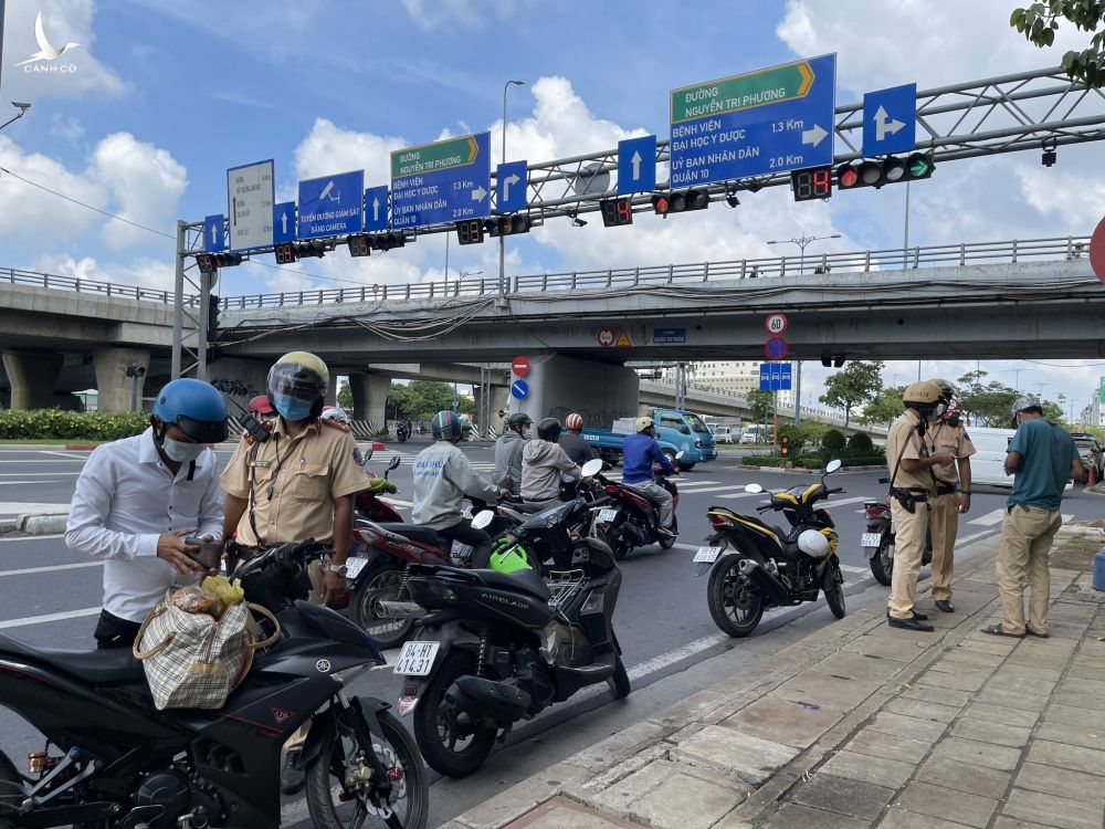 Bị bắn tốc độ trên đường Võ Văn Kiệt, năn nỉ CSGT: 'Em ở quê mới lên' - ảnh 5