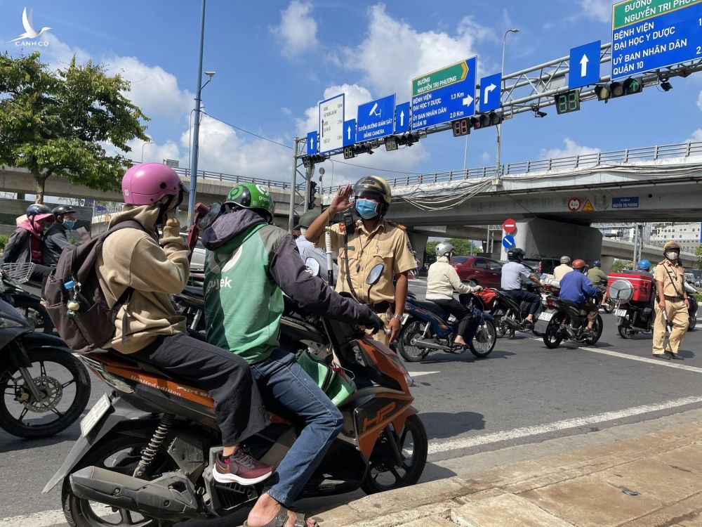 Bị bắn tốc độ trên đường Võ Văn Kiệt, năn nỉ CSGT: 'Em ở quê mới lên' - ảnh 8