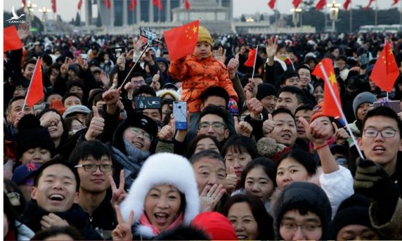 Người dân tập trung trên quảng trường Thiên An Môn, Bắc Kinh, Trung Quốc mừng năm mới hồi tháng 1/2020. Ảnh: Reuters.