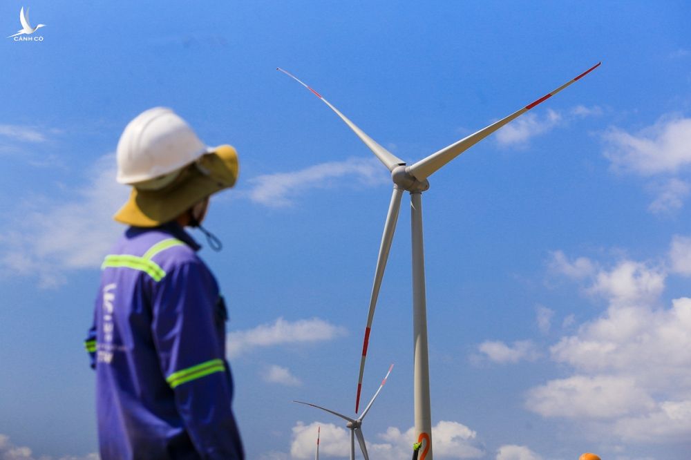 Công nhân trên công trường dự án điện gió tại tỉnh Bình Thuận.