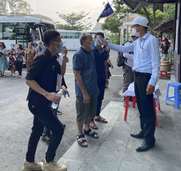 Kiểm tra thân nhiệt, khẩu trang tại một điểm du lịch ở Đà Nẵng, ngày 26.4 ẢNH: NGUYỄN TÚ