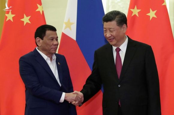 Bị chê mềm mỏng với Bắc Kinh, tổng thống Philippines tuyên bố cử tàu chiến tới Biển Đông - Ảnh 2.