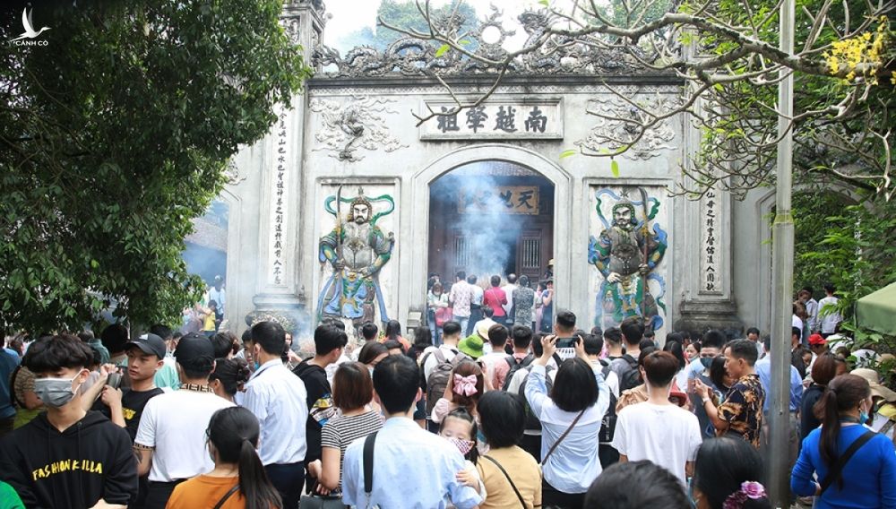 Hàng vạn du khách đổ về đền Hùng dịp cuối tuần. Ảnh: Báo Phú Thọ.