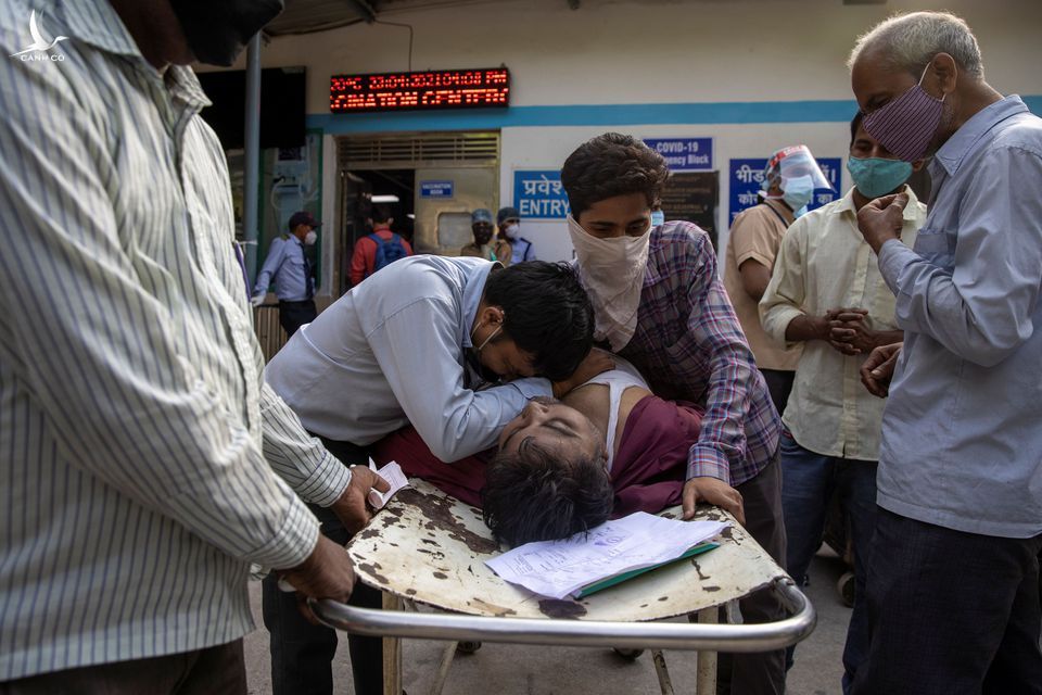 Một người chết trên cáng bên ngoài bệnh viện Guru Teg Bahadur, New Delhi, Ấn Độ, ngày 23/4.