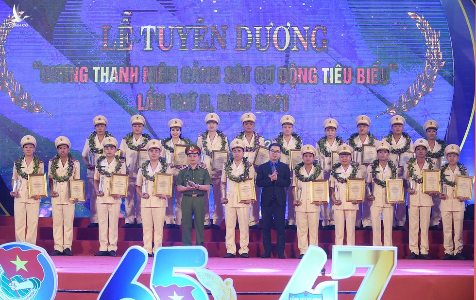 Tuổi trẻ cảnh sát cơ động đón nhận Huân chương Bảo vệ Tổ quốc hạng nhì - Ảnh 3.