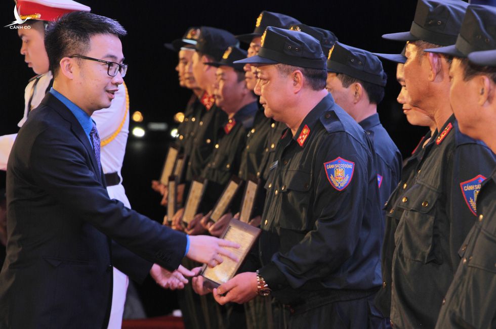 Tuổi trẻ cảnh sát cơ động đón nhận Huân chương Bảo vệ Tổ quốc hạng nhì - Ảnh 6.