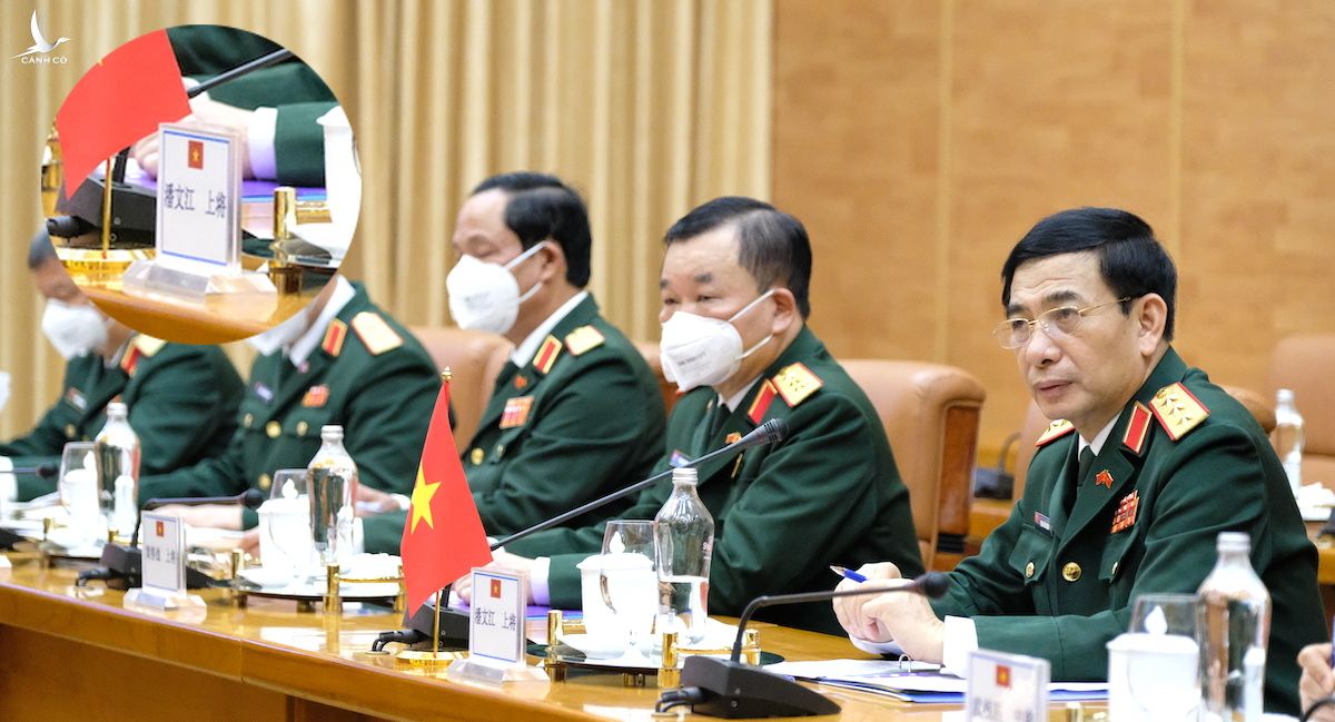 Thượng tướng Phan Văn Giang và các quan chức Quốc phòng trong buổi hội đàm.