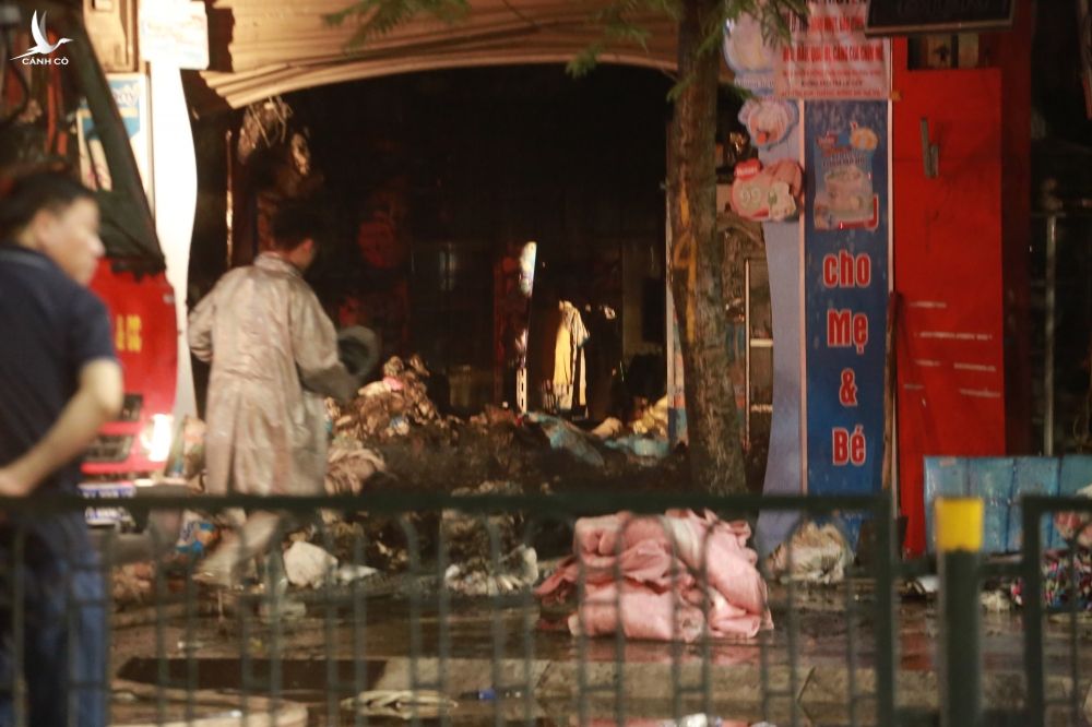 Cửa hàng đồ sơ sinh phố Tôn Đức Thắng cháy lớn trong đêm, nghi nhiều người cùng gia đình mắc kẹt - Ảnh 7.