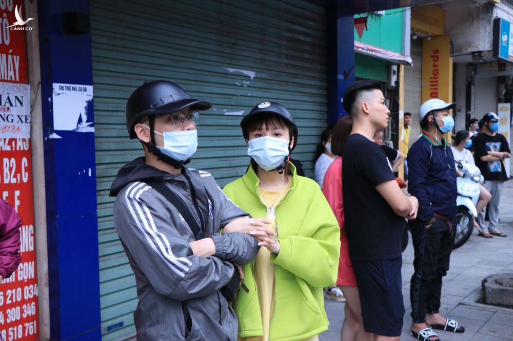  Hiện trường vụ cháy cửa hàng đường Tôn Đức Thắng, nhiều người cùng gia đình nghi mắc kẹt - Ảnh 5.
