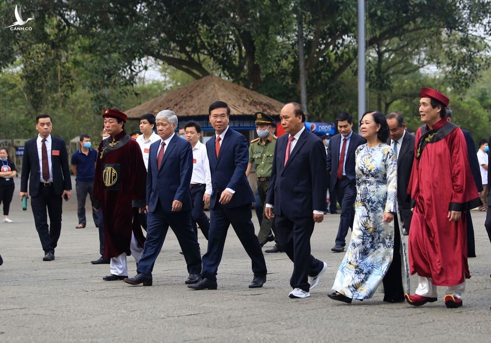Chủ tịch nước Nguyễn Xuân Phúc dâng hương tưởng nhớ các vua Hùng - ảnh 5