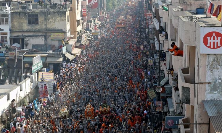 Dòng người đổ về dự lễ hội tôn giáo Kumbh Mela ở Haridwar, Ấn Độ, hôm 14/4. Ảnh: Reuters.