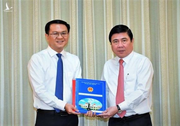 Chủ tịch UBND TP.HCM Nguyễn Thành Phong (bên phải) trao quyết định bổ nhiệm ông Lâm Đình Thắng làm Giám đốc Sở TT-TT /// Ảnh: CTV