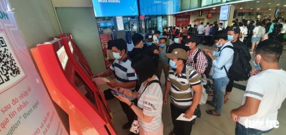 Sân bay Tân Sơn Nhất mở 100% cửa soi chiếu, khách đi lại thông thoáng - Ảnh 4.
