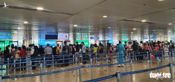 Sân bay Tân Sơn Nhất mở 100% cửa soi chiếu, khách đi lại thông thoáng - Ảnh 5.