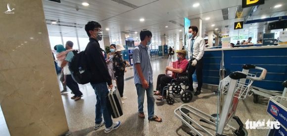 Sân bay Tân Sơn Nhất mở 100% cửa soi chiếu, khách đi lại thông thoáng - Ảnh 3.