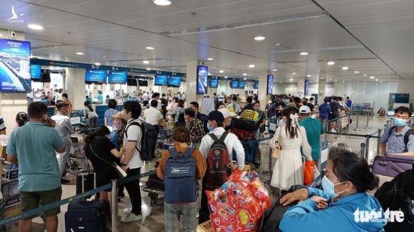 Sân bay Tân Sơn Nhất mở 100% cửa soi chiếu, khách đi lại thông thoáng - Ảnh 1.