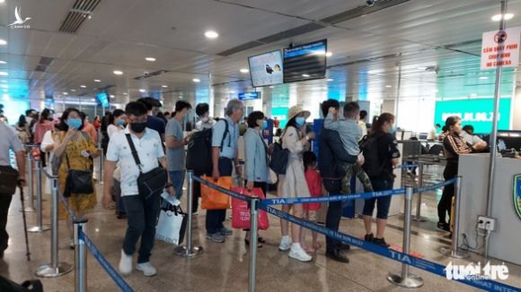 Sân bay Tân Sơn Nhất mở 100% cửa soi chiếu, khách đi lại thông thoáng - Ảnh 2.