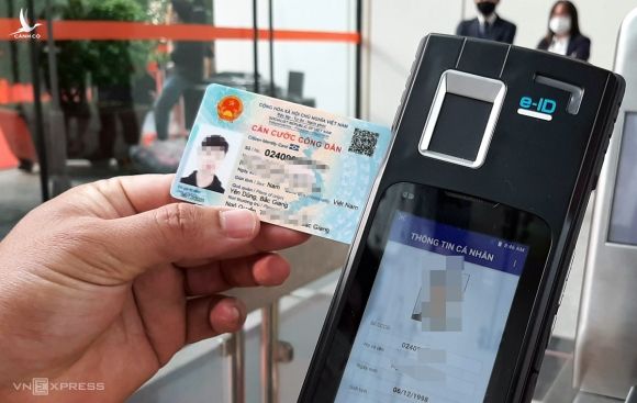 Thẻ Căn cước công dân gắn chip mới cấp cho công dân Ảnh: Bá Đô
