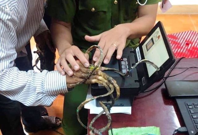 Đánh vật 25 phút không lấy nổi vân tay người có bộ móng dài nhất Việt Nam - 1