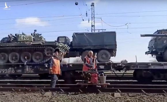 Hình ảnh được cho là xe lửa đưa xe tăng Nga đến biên giới Ukraine /// Daily Mail