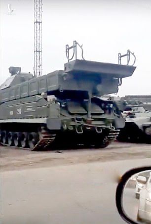 Rộ hình ảnh nghi Nga chuyển vũ khí chuẩn bị chiến tranh - ảnh 4