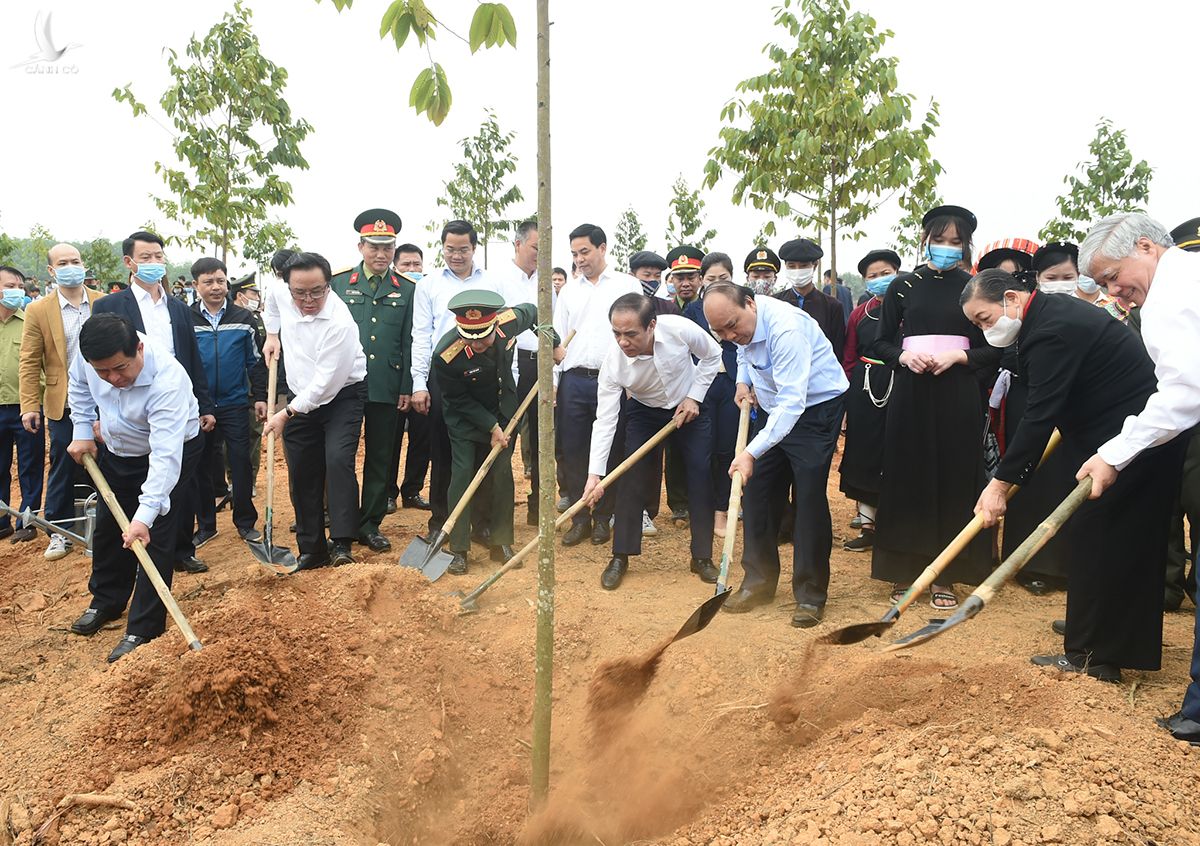 Thủ tướng Nguyễn Xuân Phúc dự Tết trồng cây hưởng ứng Chương trình trồng một tỷ cây xanh tại tỉnh Tuyên Quang đầu năm 2021. Ảnh: Quang Hiếu. 