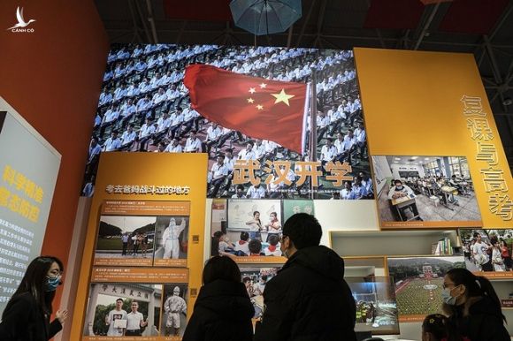 Người dân Trung Quốc xem triển lãm về cuộc chiến chống dịch COVID-19 tại một bảo tàng ở TP Vũ Hán hồi tháng 2.