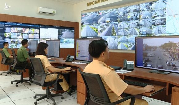 CSGT theo theo dõi hệ thống tại Trung tâm chỉ huy Công an tỉnh Bà Rịa - Vũng Tàu. Ảnh: Quang Bình.