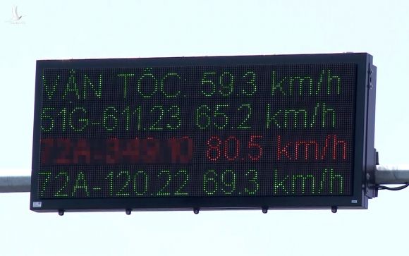 Bản điện tử thông báo tốc độ của ôtô khi vận hành thử, hôm 31/3. Ảnh: Quang Bình.