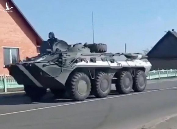 Xe bọc thép của Belarus ồ ạt đổ về biên giới Ukraine - Ảnh 1.