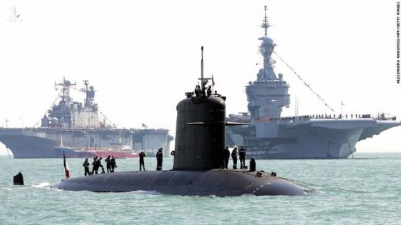 Pháp xẻ đôi hai tàu ngầm hạt nhân, ráp lại thành một tàu mới - Ảnh 1.