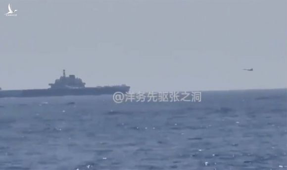 Trung Quốc nổi bão vì cảnh J-15 đáp xuống mẫu hạm Liêu Ninh trước mắt chiến hạm Mỹ ở biển Đông - Ảnh 1.