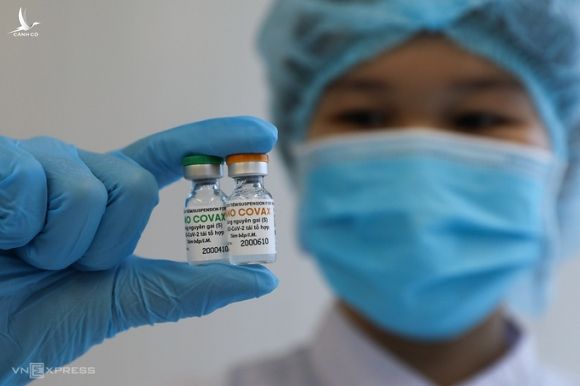 Nhân viên công ty Nanogen cầm trên tay mẫu vaccine Nanocovax, tại phòng thí nghiệm ở quận 9, TP HCM, ngày 8/12. Ảnh: Quỳnh Trần
