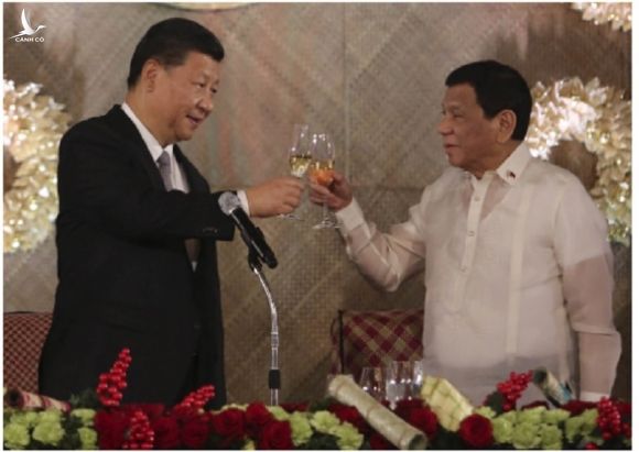 Tổng thống Philippines Rodrigo Duterte và Chủ tịch Trung Quốc Tập Cận Bình trong cuộc gặp năm 2016 /// Chụp màn hình Inquirer.net