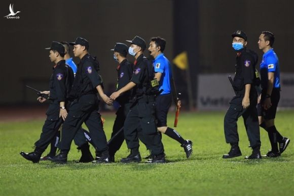 Cầu thủ, HLV TP.HCM nổi loạn, cảnh sát cơ động hộ tống trọng tài rời sân - 8