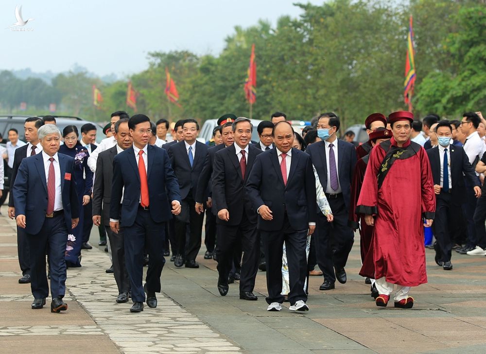 Chủ tịch nước Nguyễn Xuân Phúc dâng hương tưởng nhớ các vua Hùng - ảnh 2