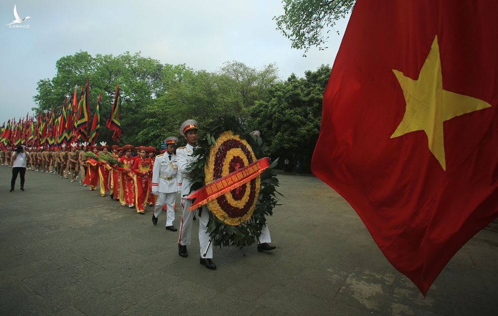 Chủ tịch nước Nguyễn Xuân Phúc dâng hương tưởng nhớ các vua Hùng - ảnh 3