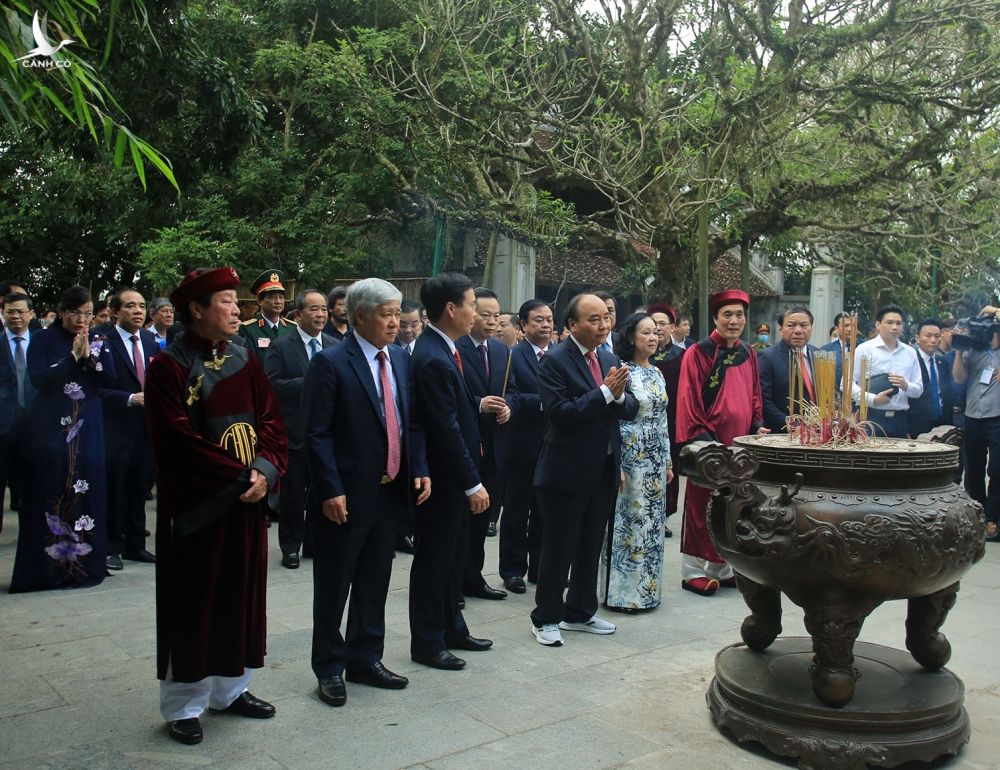 Chủ tịch nước Nguyễn Xuân Phúc dâng hương tưởng nhớ các vua Hùng - ảnh 6