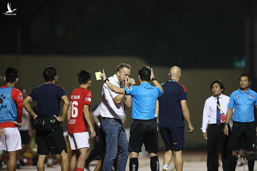 Trọng tài V-League gãy răng vì bị cầu thủ TPHCM tấn công