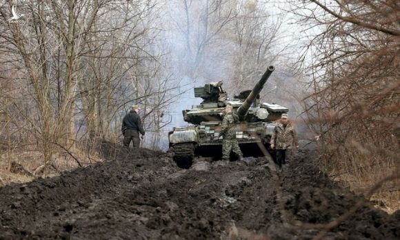 Rộ hình ảnh nghi Nga chuyển vũ khí chuẩn bị chiến tranh - ảnh 1