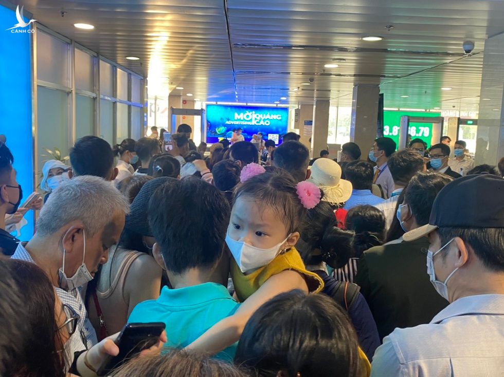 Kinh hoàng ùn tắc ở sân bay Tân Sơn Nhất - ảnh 3