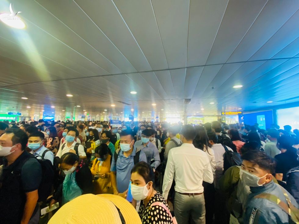 Hành khách đông kín tại khu vực làm thủ tục soi chiếu sân bay Tân Sơn Nhất /// Ảnh: Đình Sơn