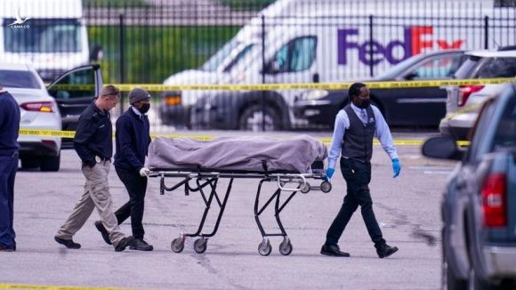 Các nhà chức trách đưa thi thể một nạn nhân trong vụ xả súng tại cơ sở của FedEx hôm 16/4 ra ngoài. Ảnh: AP